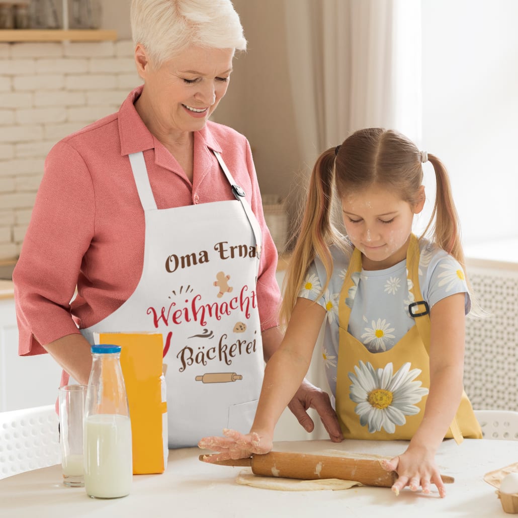 Oma und Enkelin backen gemeinsam in selbst gestalteten Schürzen